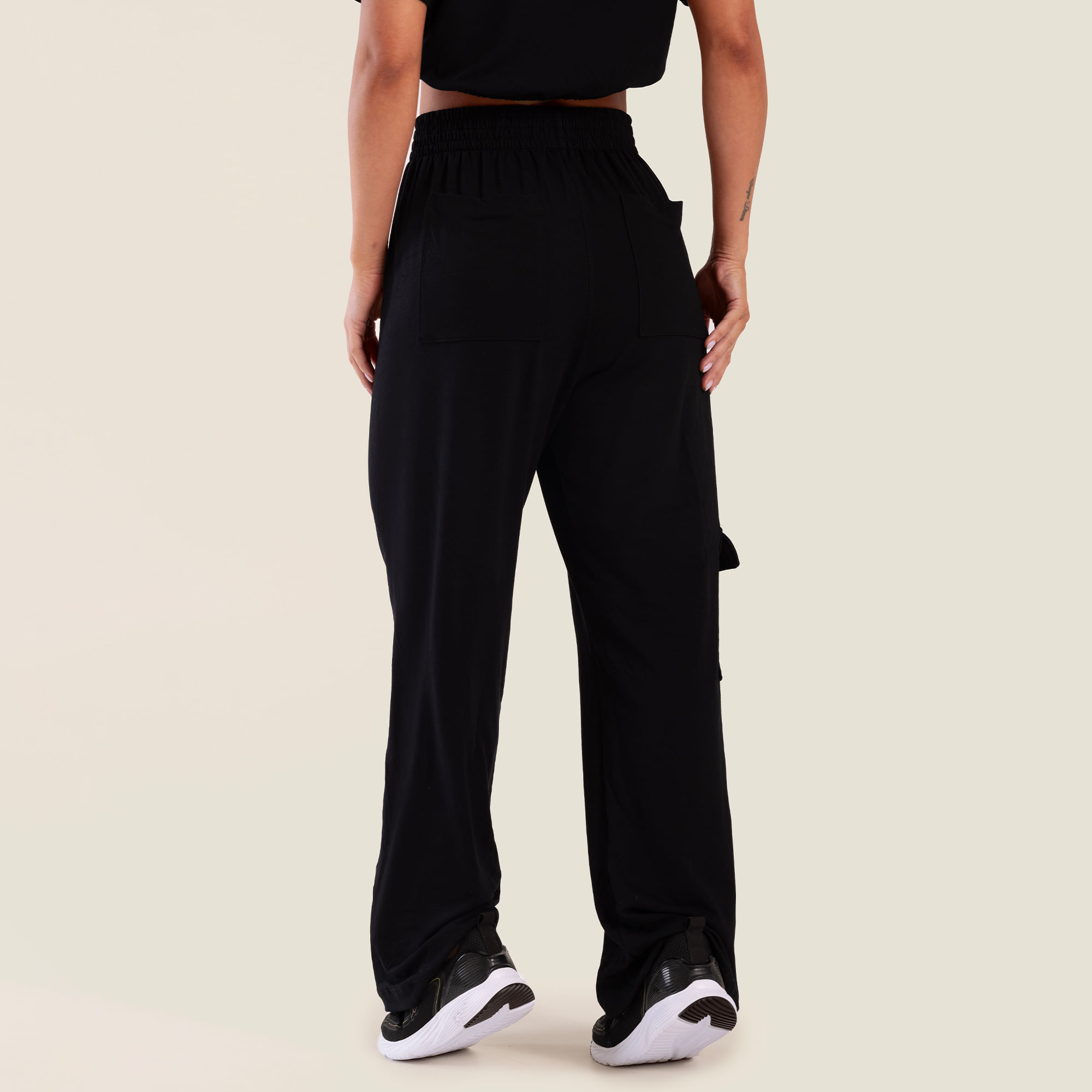Calça cargo moletom preta com bolso